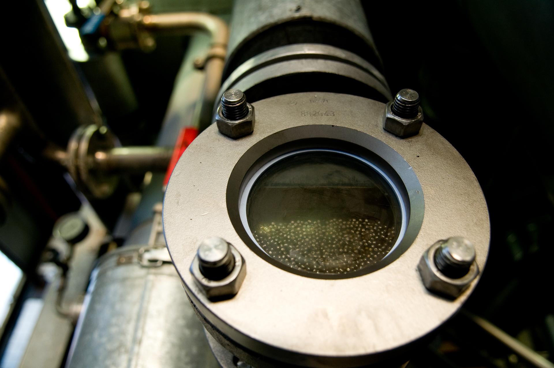 Armaturen aus Metall. Durch eine runde Scheibe kann der Inhalt geprüft werden.