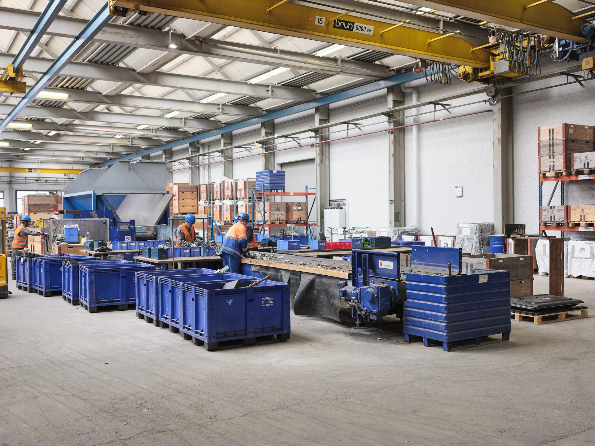 Das Team von Altola arbeitet in einem Recycling- Kompetenzzentrum. Es wird Elektro und Elektronikschrott getrennt.
