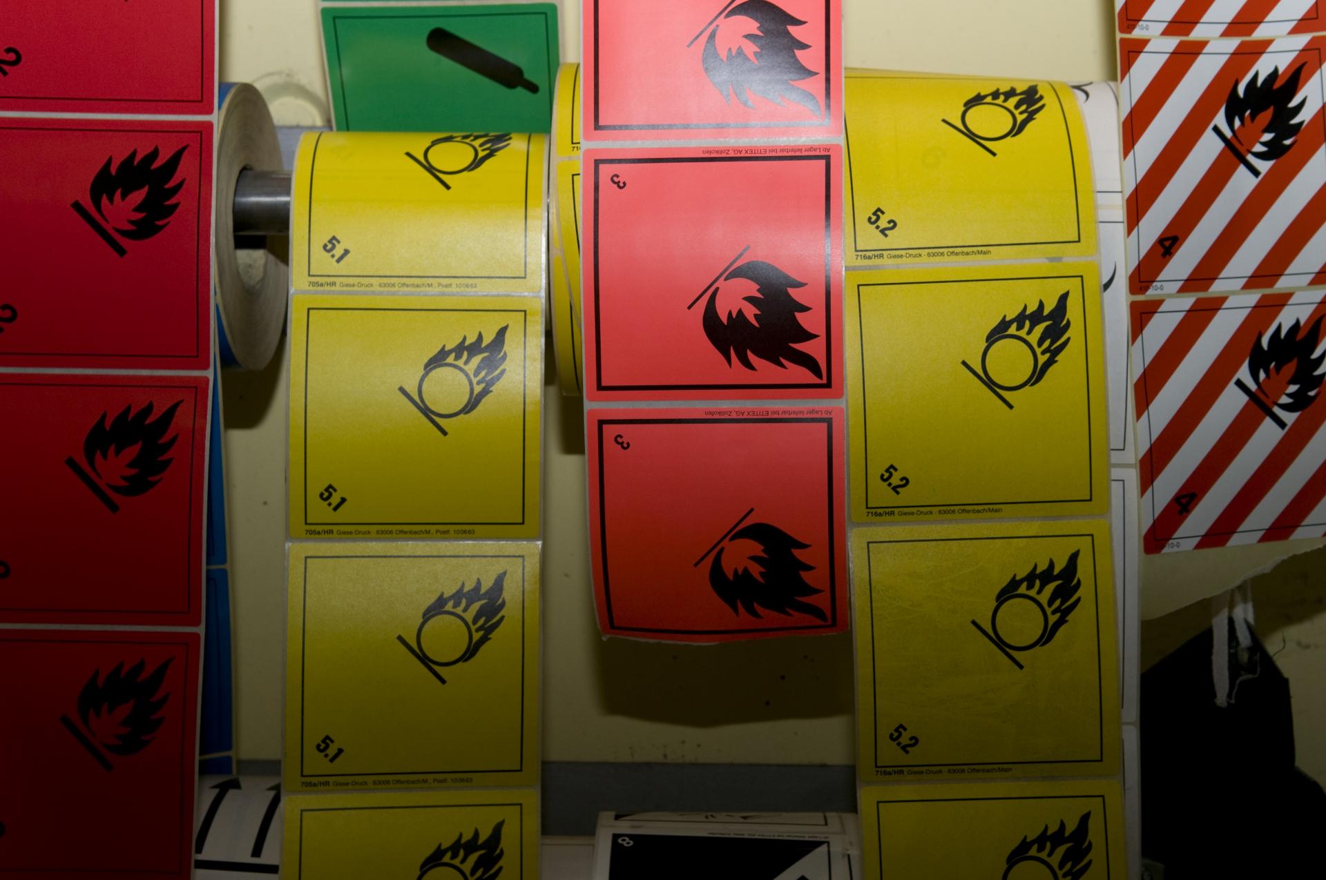Rollenweise rote, gelbe und grüne Gefahrenzettel