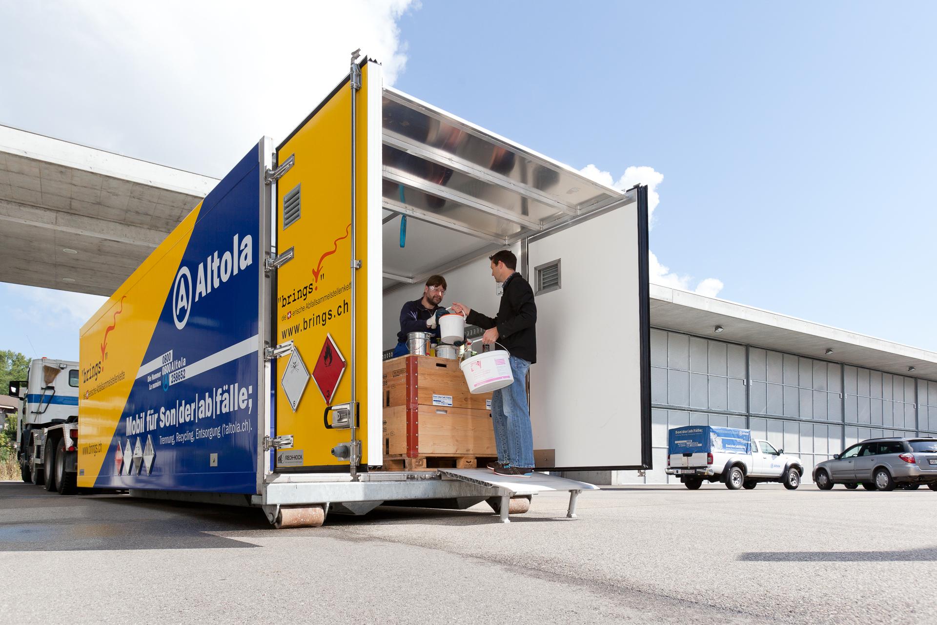 Ein Container dient als Annahmestelle für die Müllsammlung. Altola kooperiert dafür mit "brings"