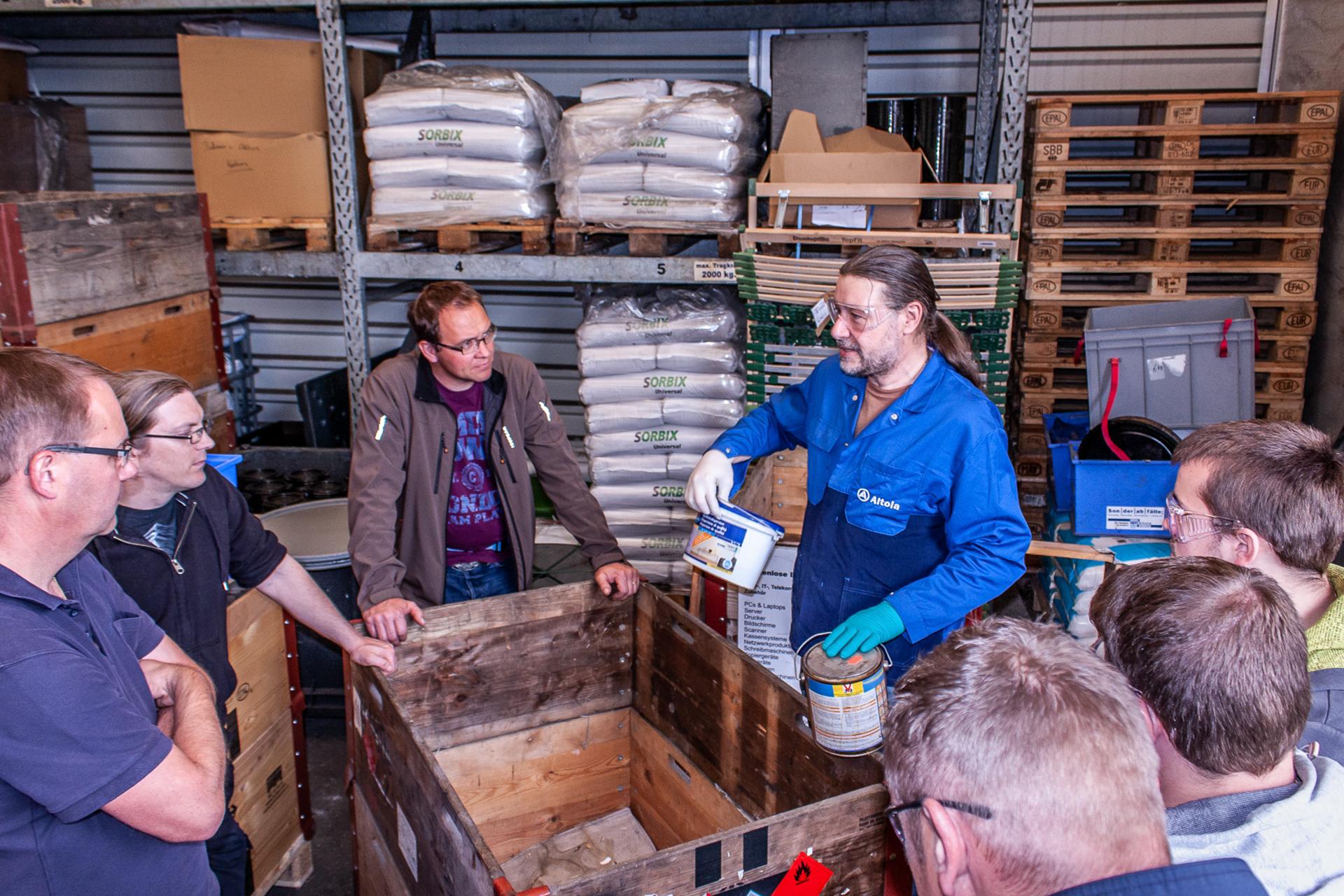 Ein Kursleiter von Altola erklärt den Teilnehmern wie die Sonderabfälle klassifiziert werden und ADR-konform verpackt.
