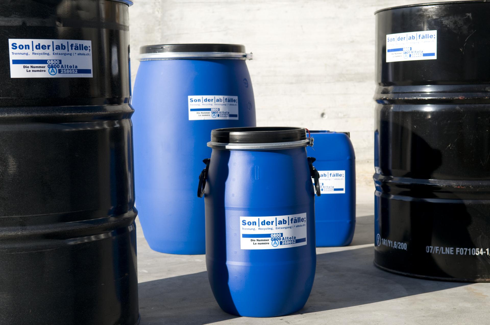 Spundfässer und Deckelfässer für eine fachgerechte Entsorgung.