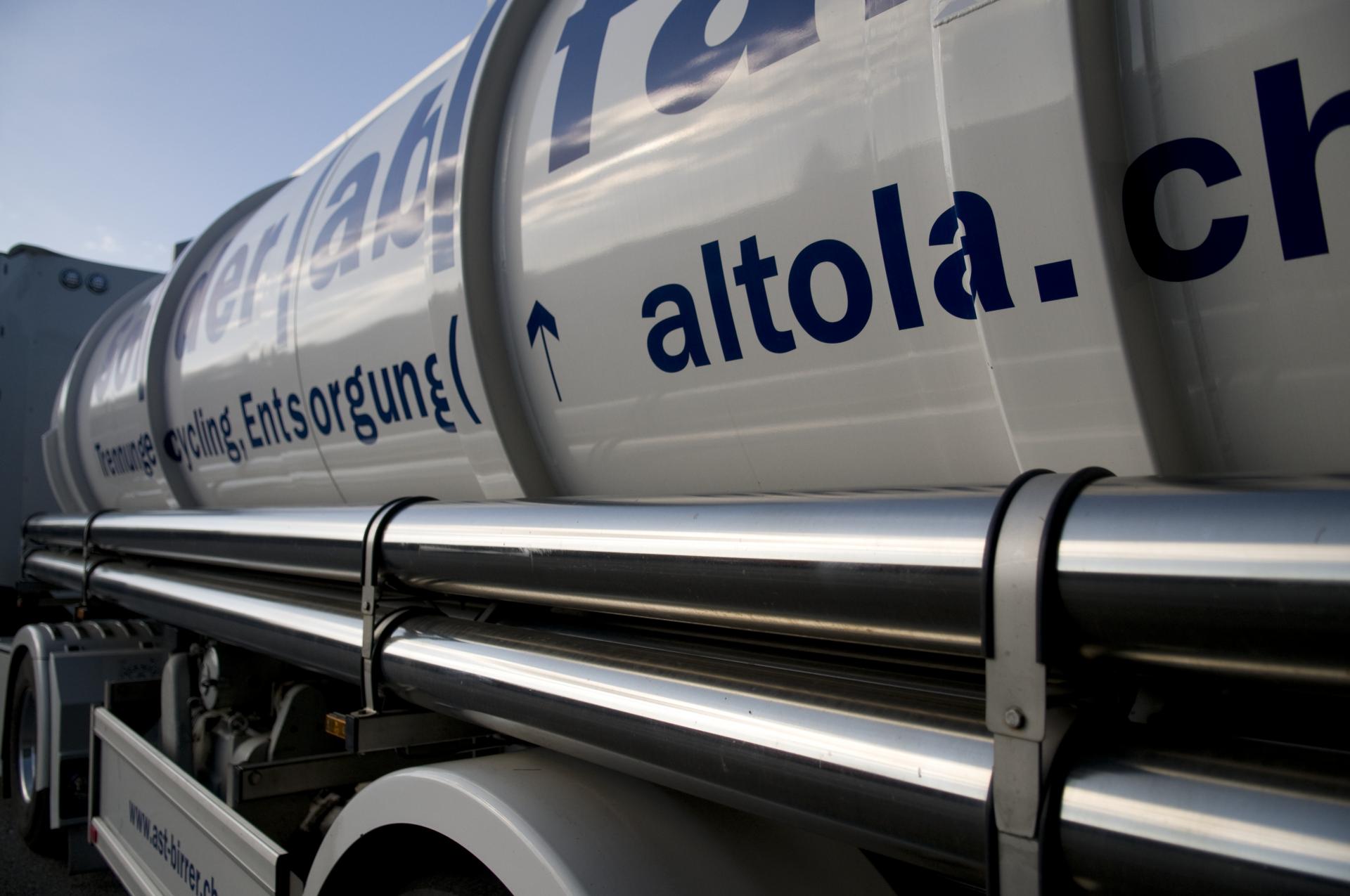 Seitenansicht eines blau beschrifteten Tanklastwagen von Altola