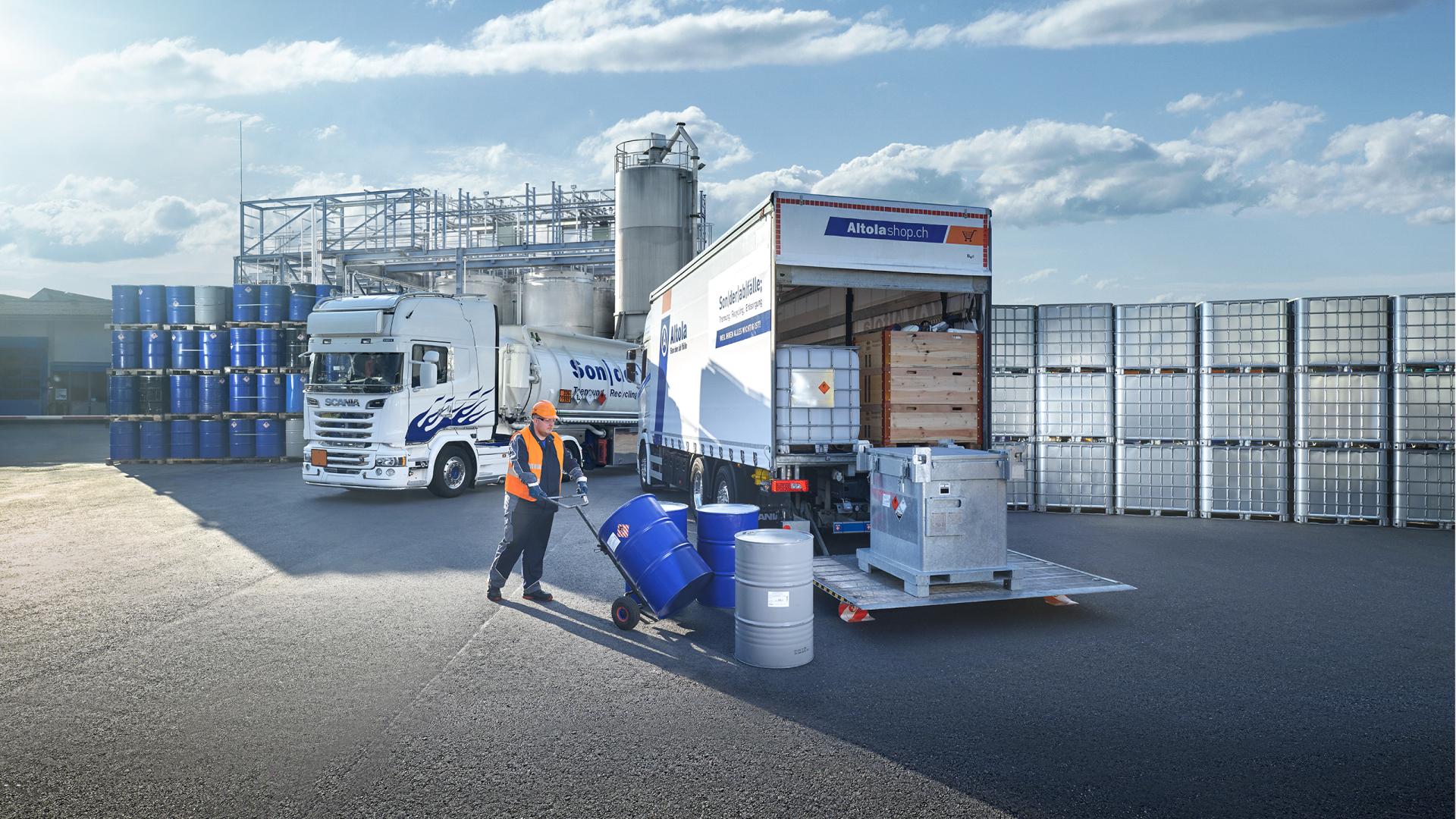 Das Keyvisual von Altola zeigt einen Mann beim Einräumen von Fässer in einen LKW.