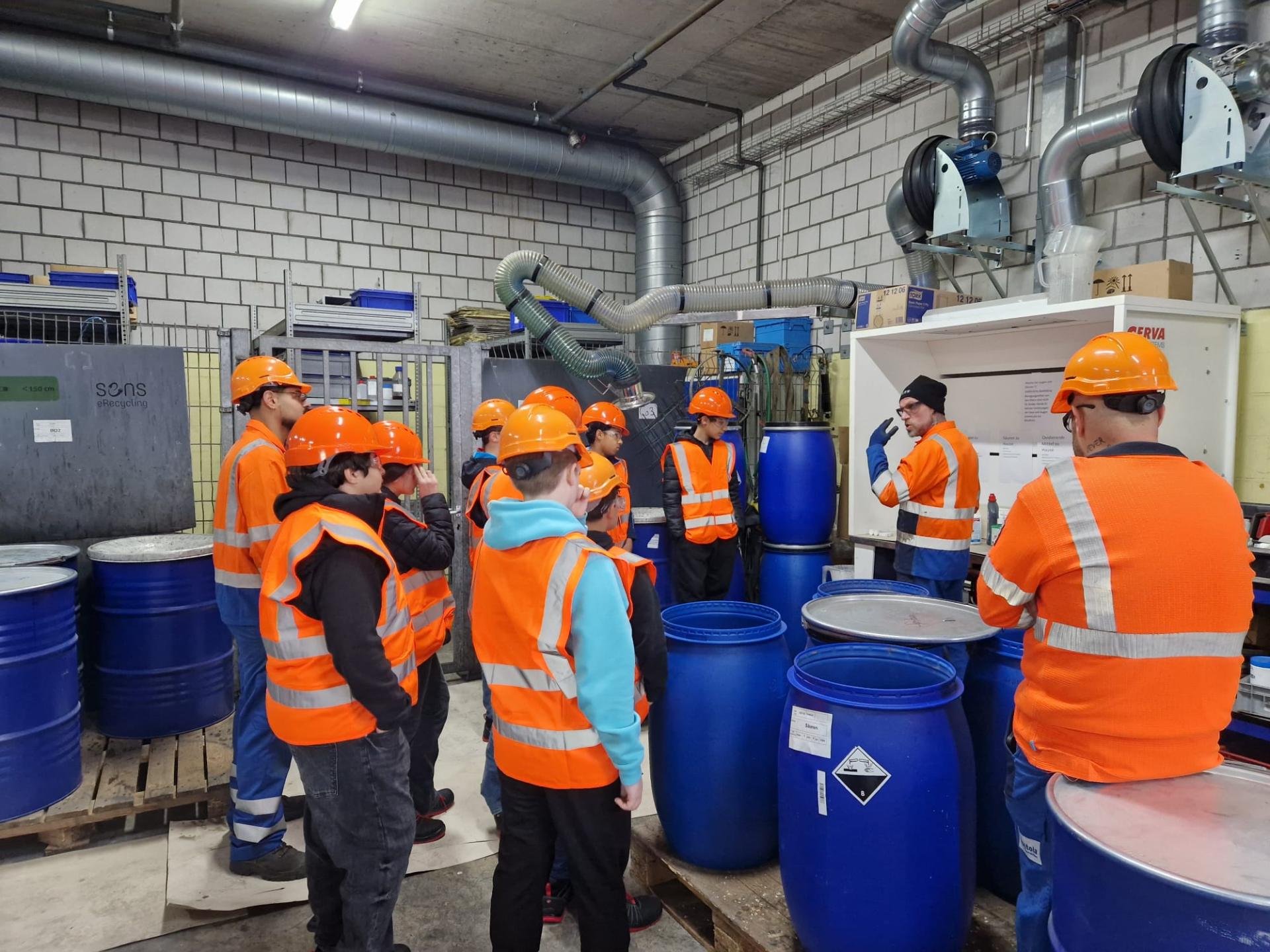 Praktische Übung, wie verpackt man Sonderabfälle