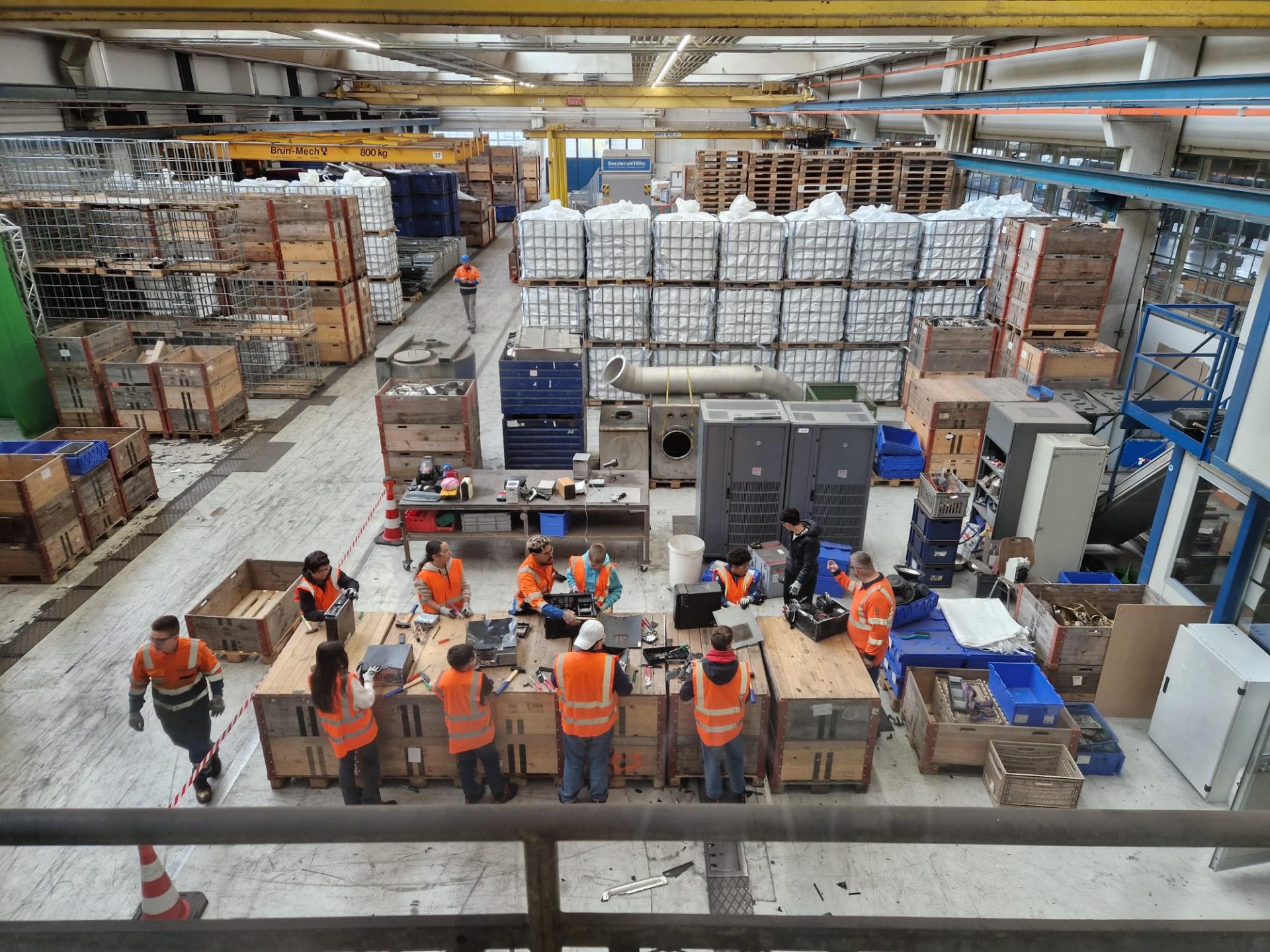 Kinder am Elektroschrott Recyclen 