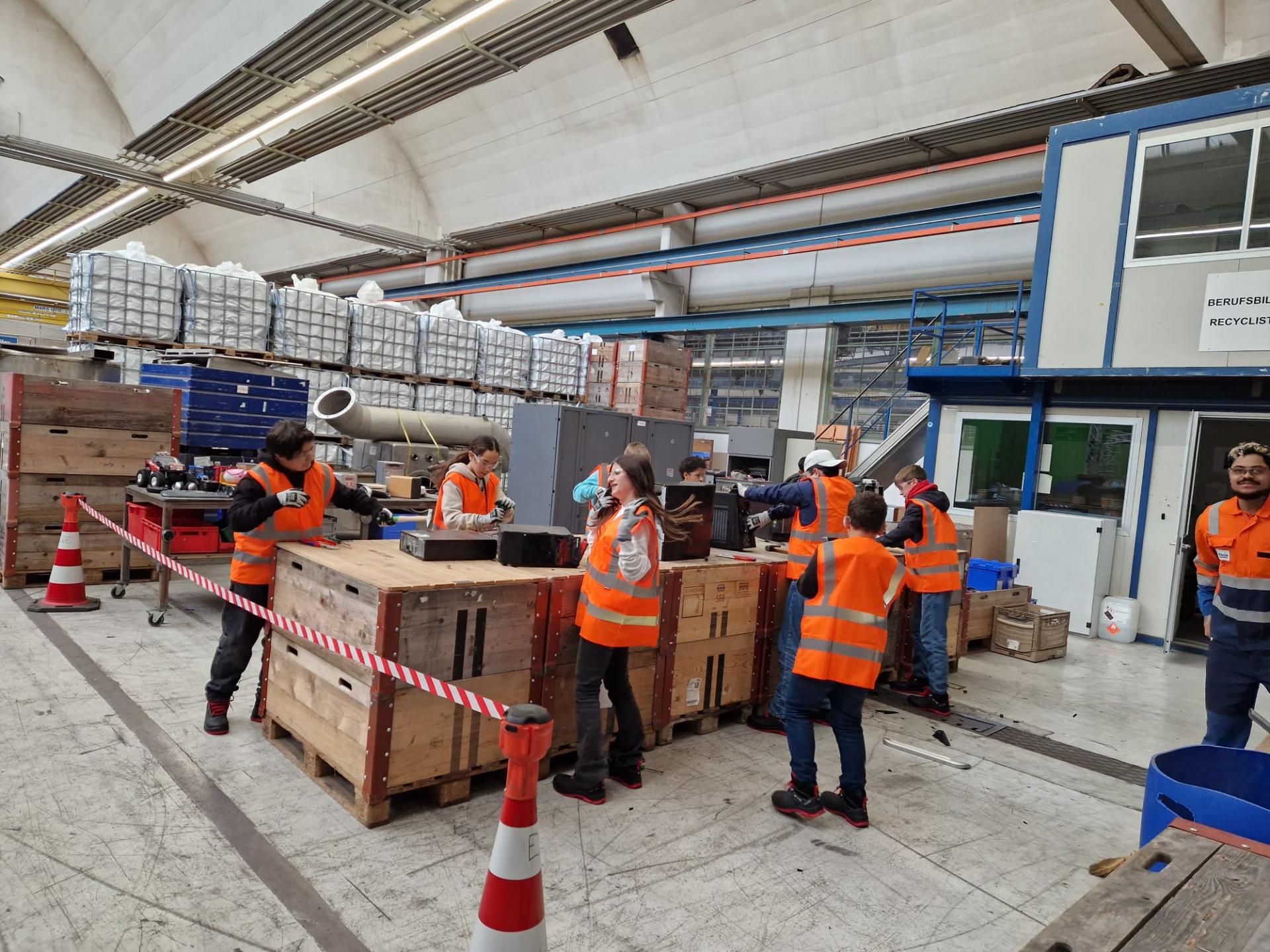 Zukunftstag Altola, kinder beim elektroschrott