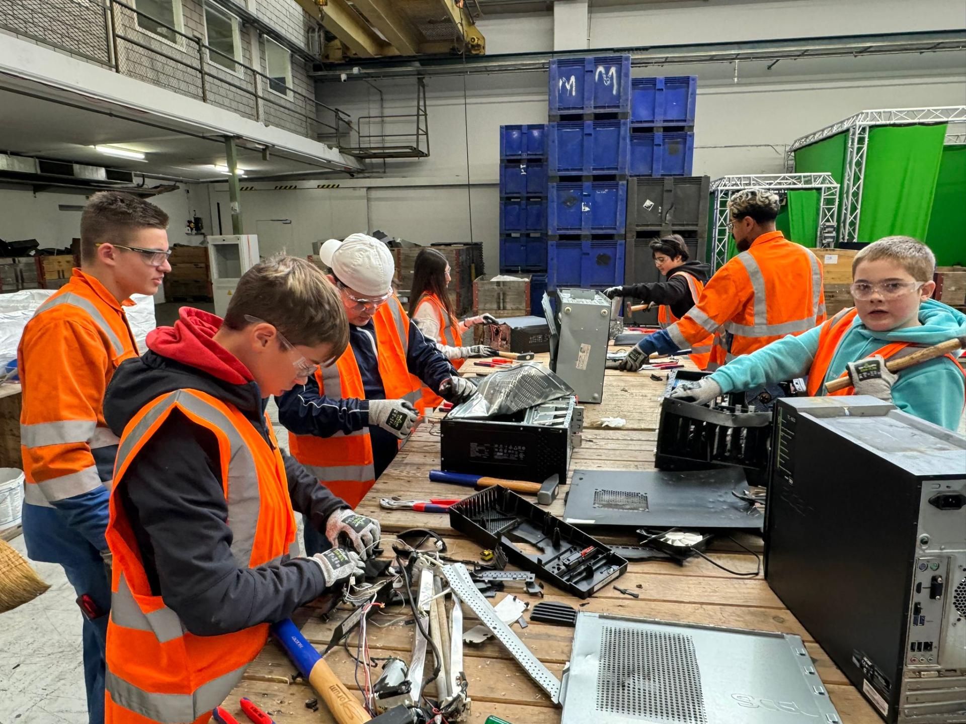 Zukunftstag Altola, kinder beim elektroschrott